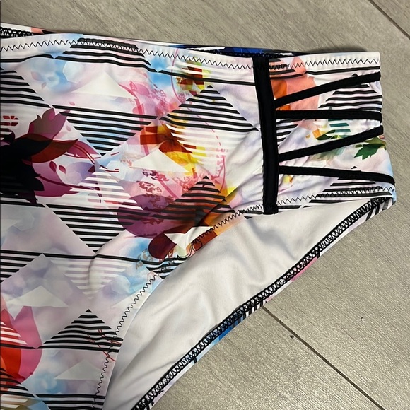 Cupshe White and Multicolor Black Strappy Swimsuit Bikini Set, Size L - Picture 5 of 12